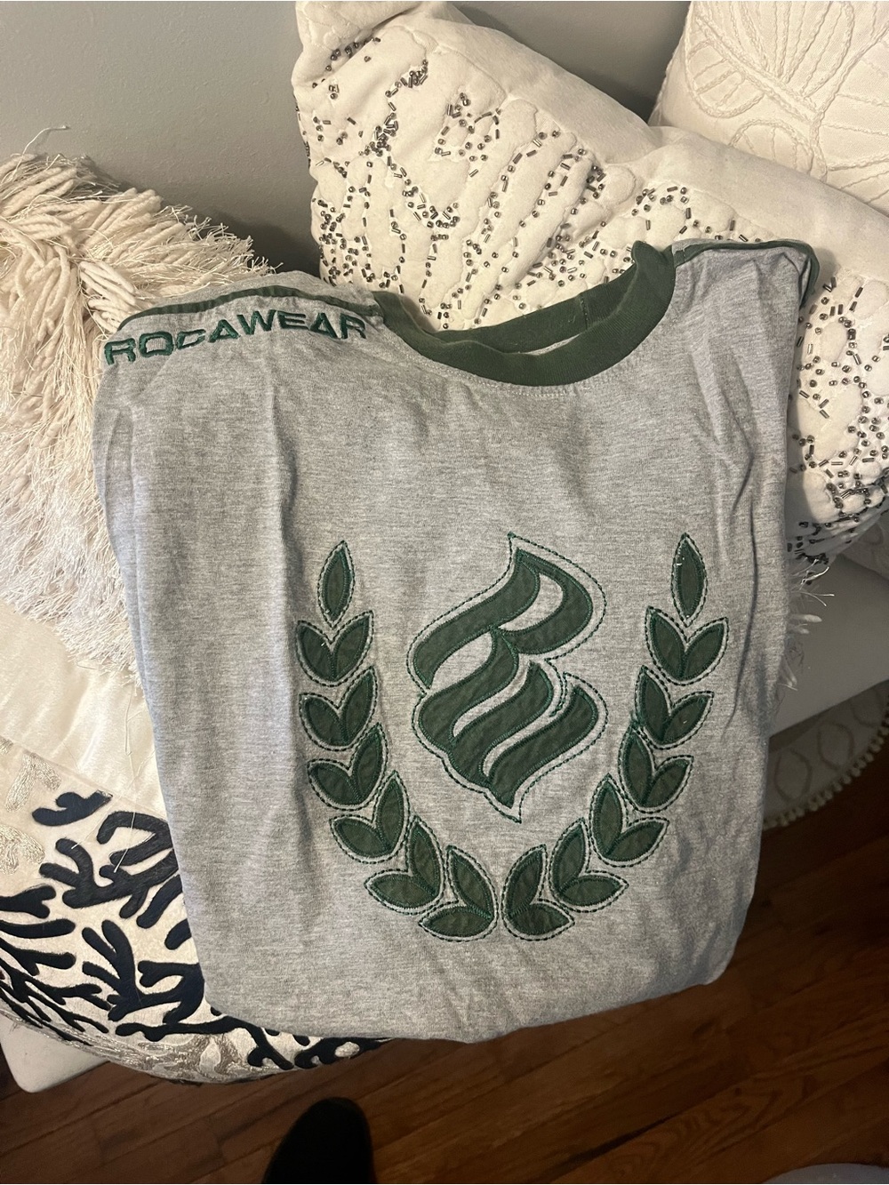 Men’s Large Rocawear Light Gray Tee with Dark Green Crest